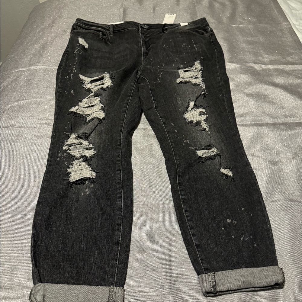 Judy Blue Black Relaxed Fit Jeans with Distressed Detailing